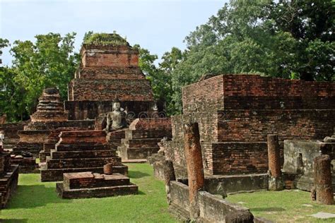 A Rebelião de Phraya Phaen: Uma Explosão Contra o Poder Centralizado no Reino Sukhothai do Século XIV e a Ascensão do Reino Ayutthaya.