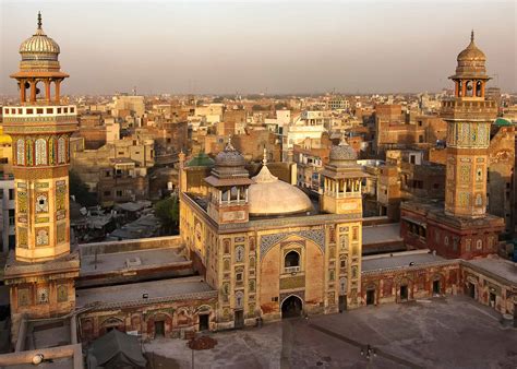 A Reconstrução da Mesquita Wazir Khan: Um Testemunho de Arquitetura Mughal e Revitalização Cultural no Século XXI