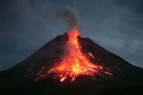 A erupção do vulcão Gunung Merapi em 2010: um marco geológico com impactos sociais e culturais profundos na Indonésia.